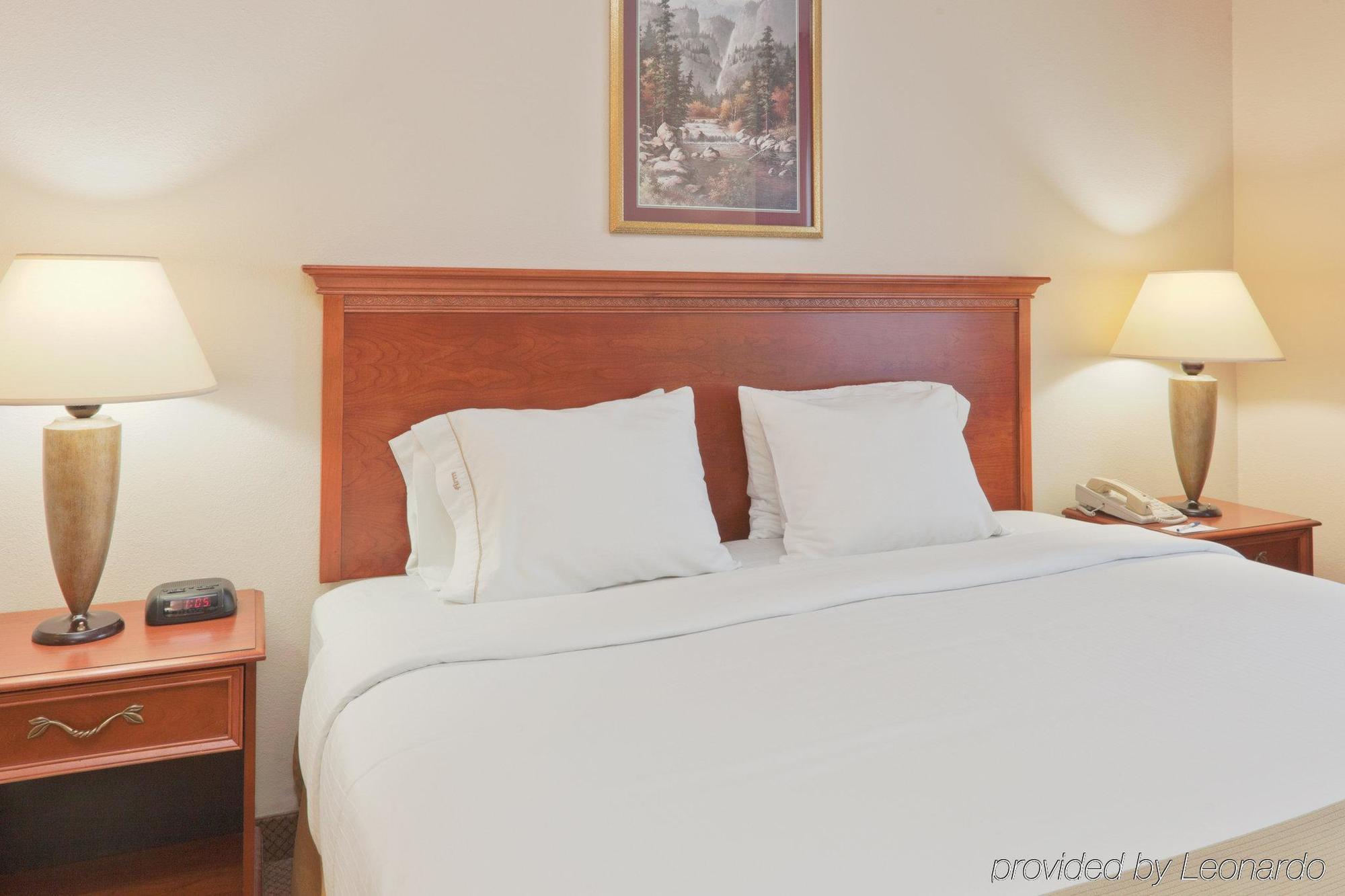 Baymont By Wyndham Portage Hotel Стая снимка